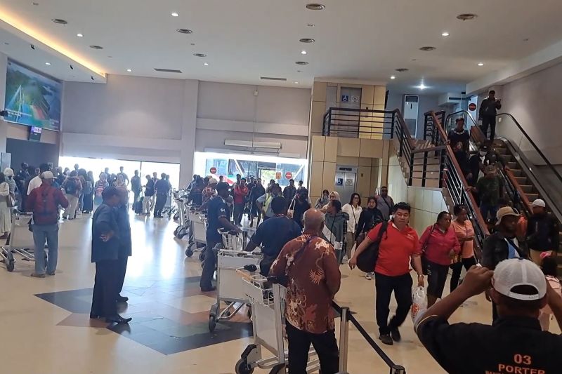 Sebanyak 6.137 penumpang padati Bandara Sentani saat puncak arus balik