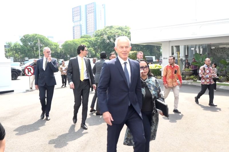 Jokowi dan Tony Blair bahas rencana investasi IKN di Istana