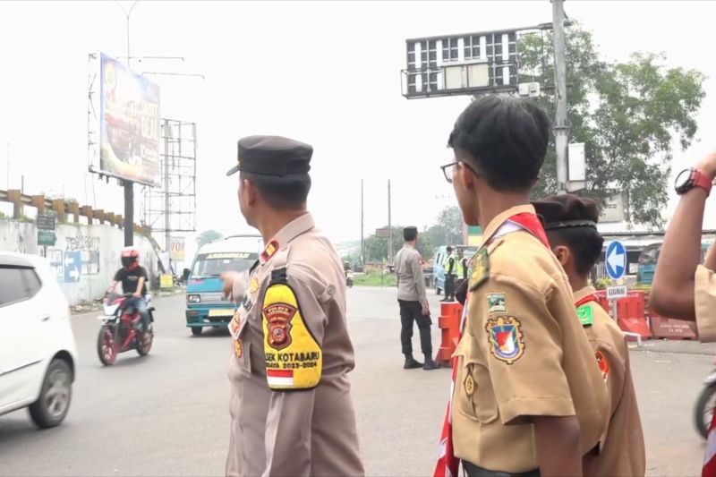 Kelompok pramuka bantu polisi amankan lalu lintas di Simpang Jomin