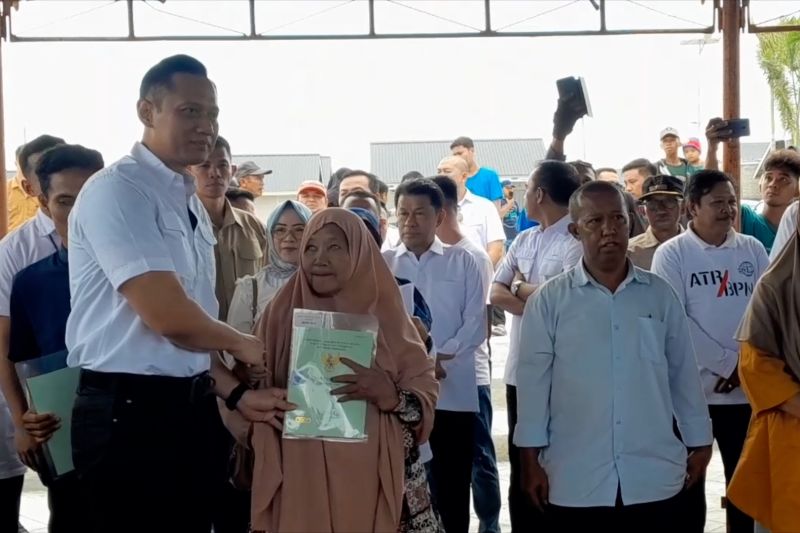 Menteri AHY serahkan sertifikat tanah bagi ratusan korban bencana Palu