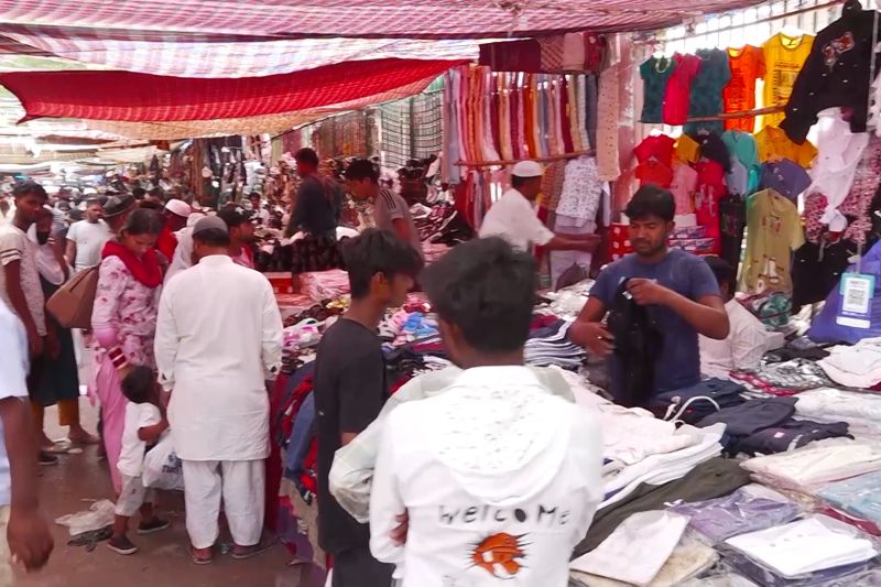 Pembeli padati pasar jelang Idul Fitri di New Delhi, India