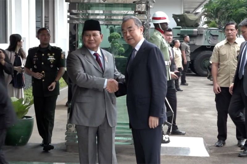Prabowo terima kunjungan Menlu China Wang Yi di Kantor Kemenhan