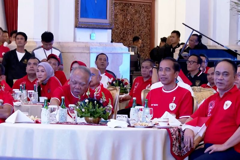 presiden-jokowi-ajak-menteri-dan-relawan-nobar-indonesia-vs-uzbekistan