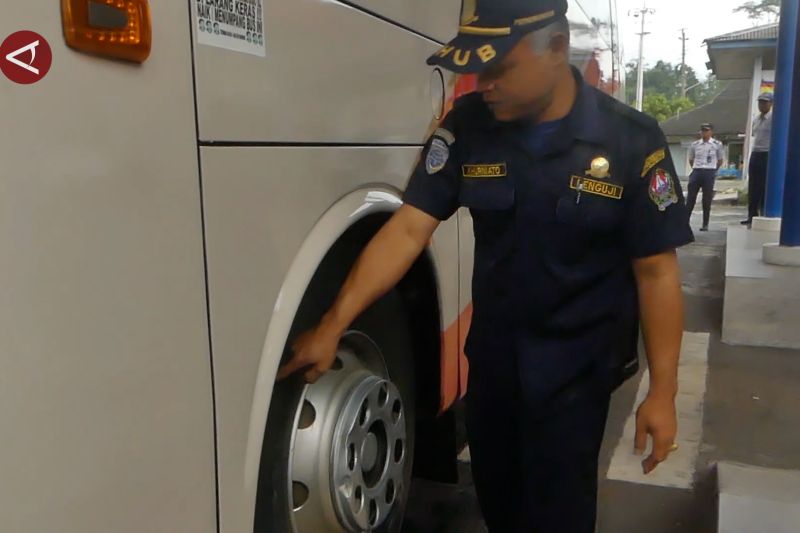 Polisi dan Dishub inspeksi keselamatan bus di Terminal Madureso