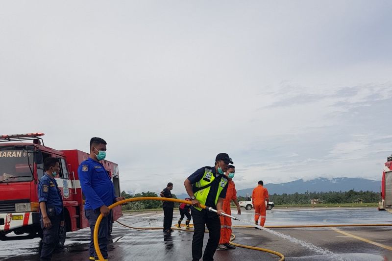 AP I bersihkan abu vulkanik Gunung Ruang di Bandara Sam Ratulangi