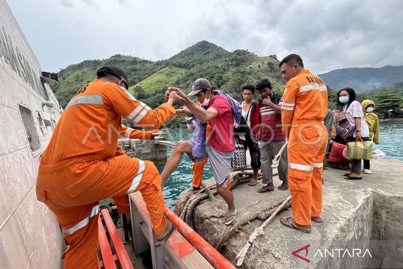 Foto - Warga Tagulandang diungsikan Basarnas