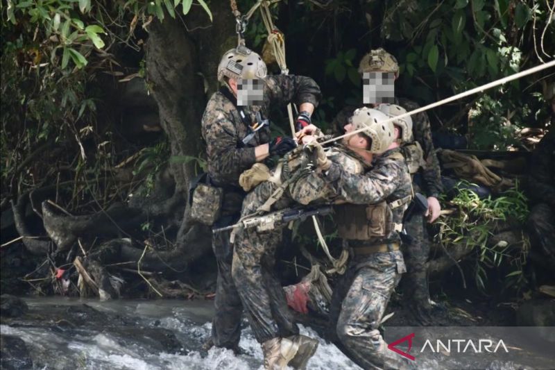 TNI AL dan USMC adakan latihan infiltrasi seberangi sungai di Sukabumi