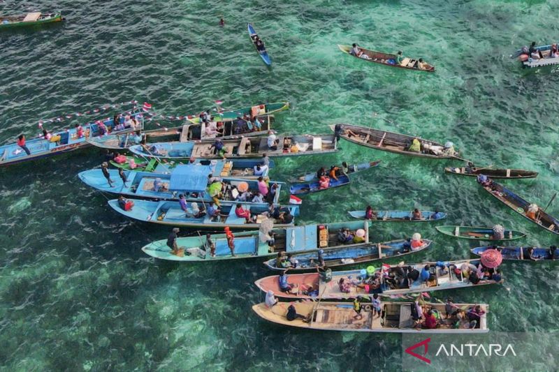 Parade perahu Bajau Wakatobi