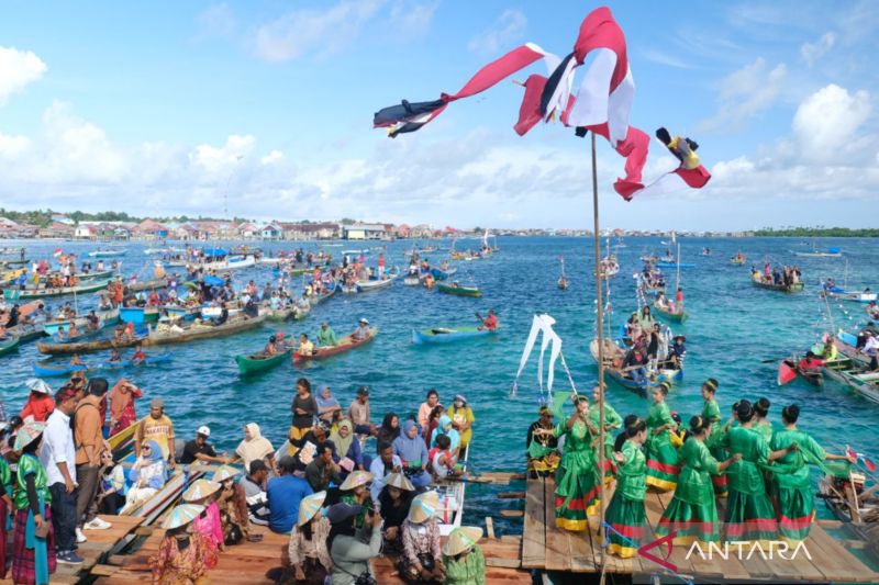 Parade perahu Bajau Wakatobi