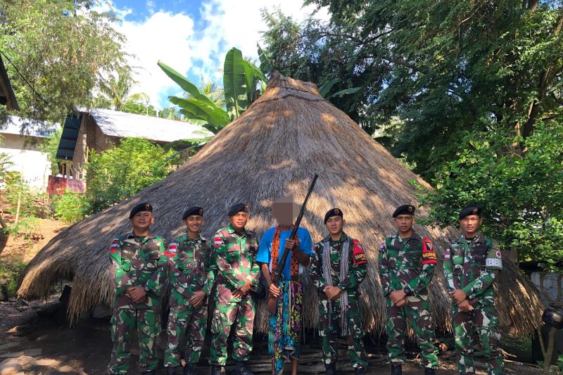 Warga perbatasan RI-RDTL kembali serahkan senjata kepada TNI