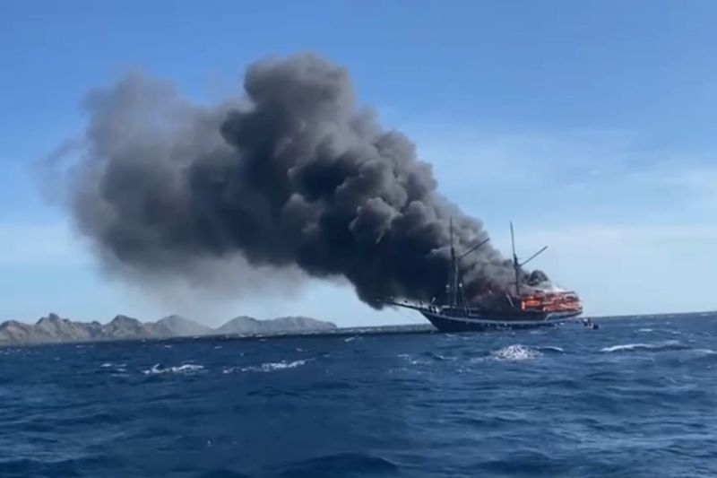 Sebuah kapal wisata terbakar di perairan Labuan Bajo