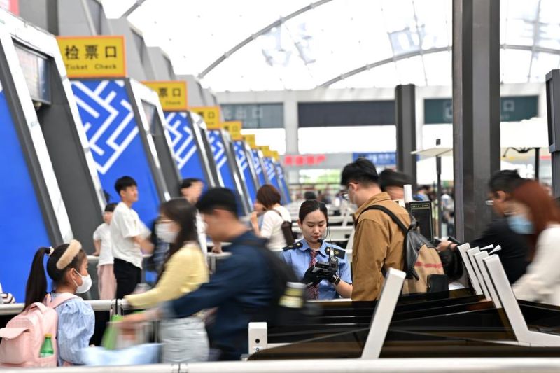 China catat rekor penumpang kereta di hari pertama liburan Hari Buruh