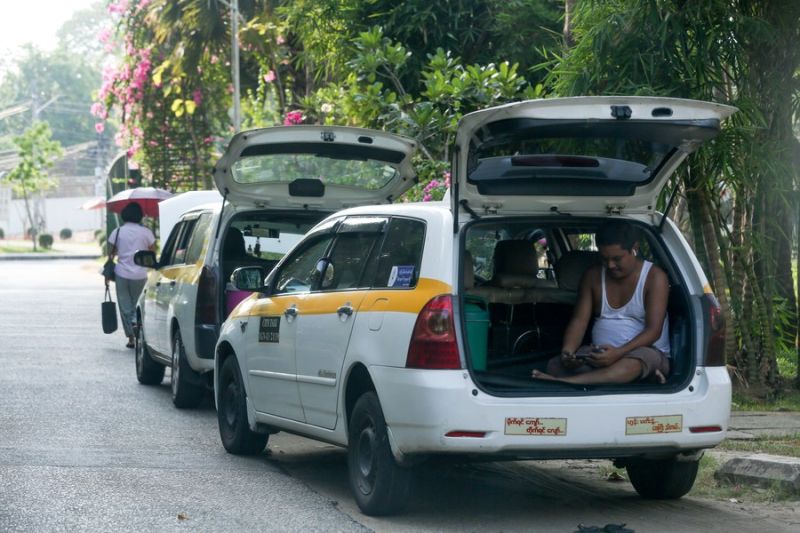 Gelombang panas kikis pendapatan para sopir taksi di Myanmar