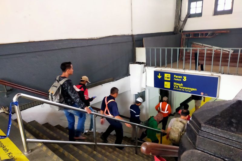 KAI Daop 1 antisipasi imbas pemasangan eskalator Stasiun Pasar Senen