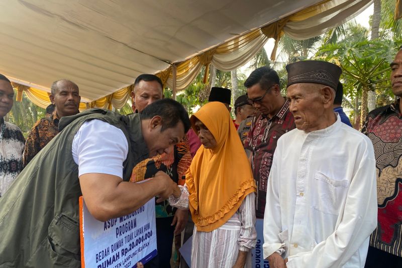 ASDP membantu bedah 10 rumah warga tak layak huni di Lampung Selatan