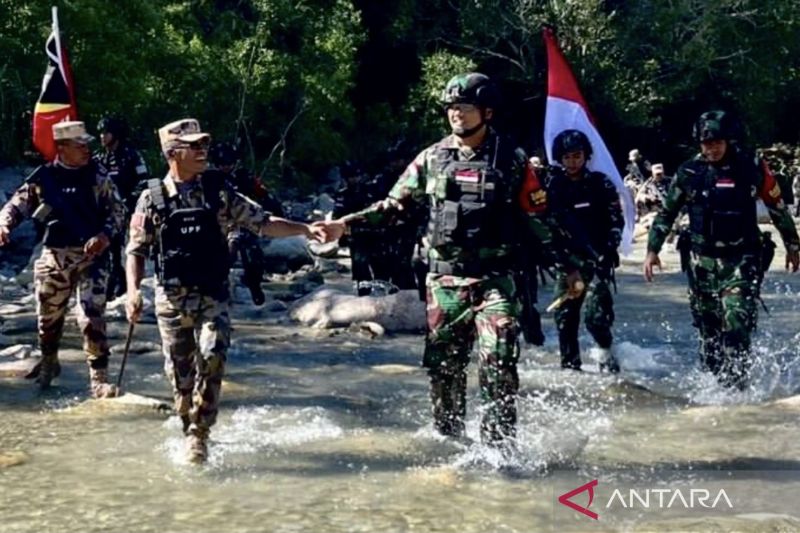 tni-dan-tentara-timor-leste-patroli-bersama-cek-patok-perbatasan-ntt