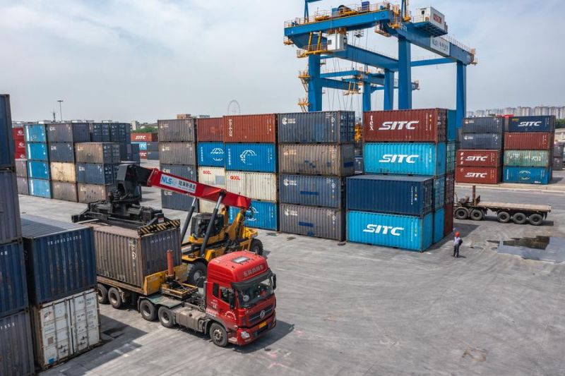 Kesibukan Kawasan Pusat Logistik Internasional Chongqing di China