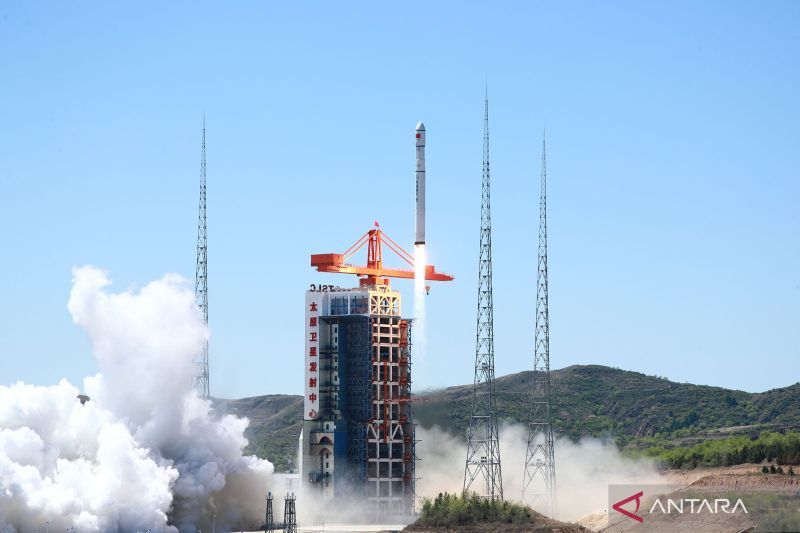 Roket China meledak setelah lepas landas tak terencana