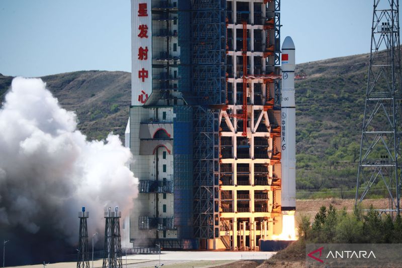 Peluncuran roket pengangkut Long March-6C milik China