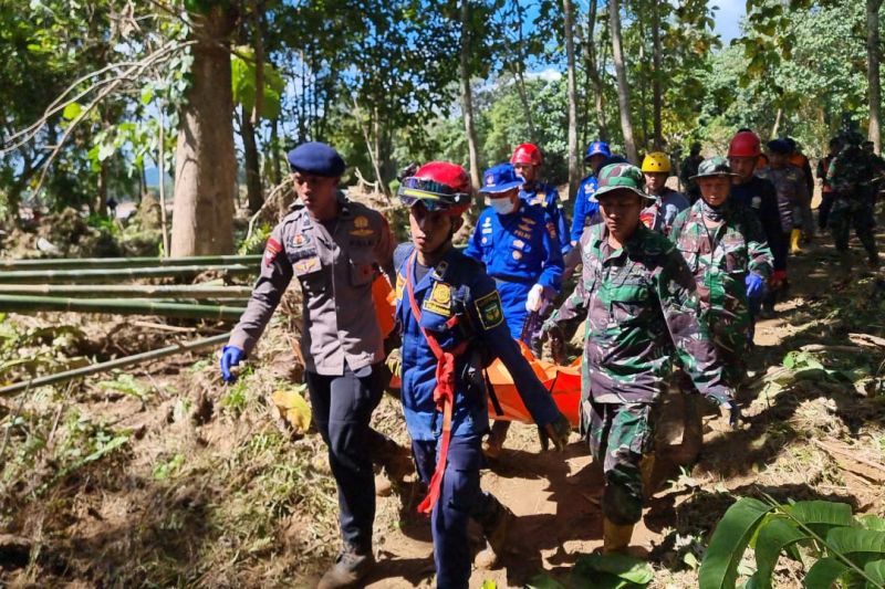 Satgas Gulben TNI AL bantu cari dan evakuasi korban bencana di Luwu