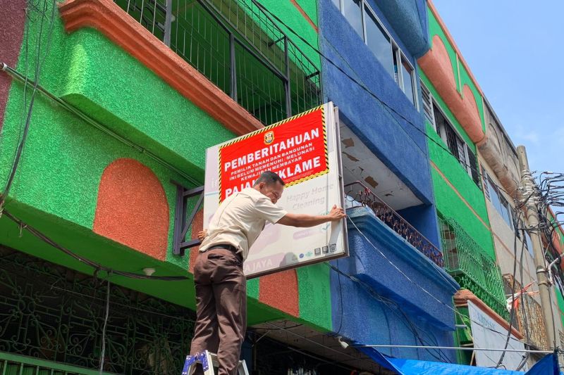 Pemkot Bandarlampung pasangi stiker tempat usaha penunggak pajak