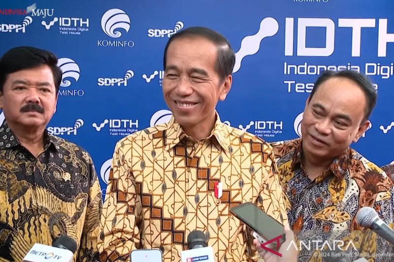 Jokowi tersenyum lebar merespons soal inisiasi pertemuan Prabowo-Mega