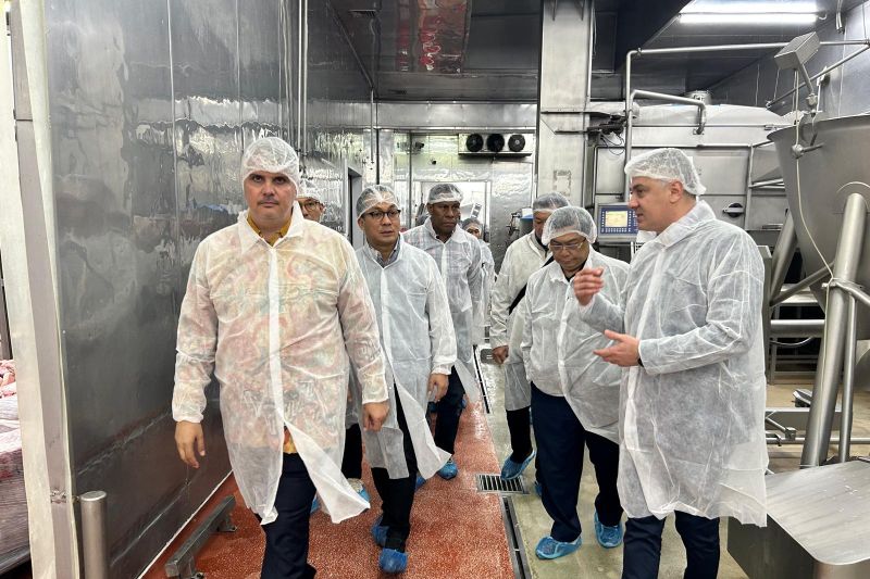 Dubes Iwan dampingi Komisi I DPR RI kunjungi pabrik rendang Bulgaria