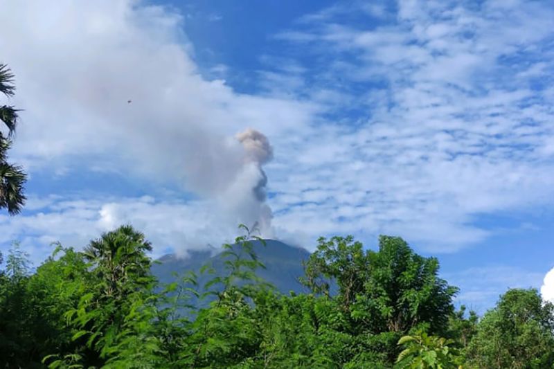 Gunung Ile Lewotolok alami erupsi setinggi 900 meter