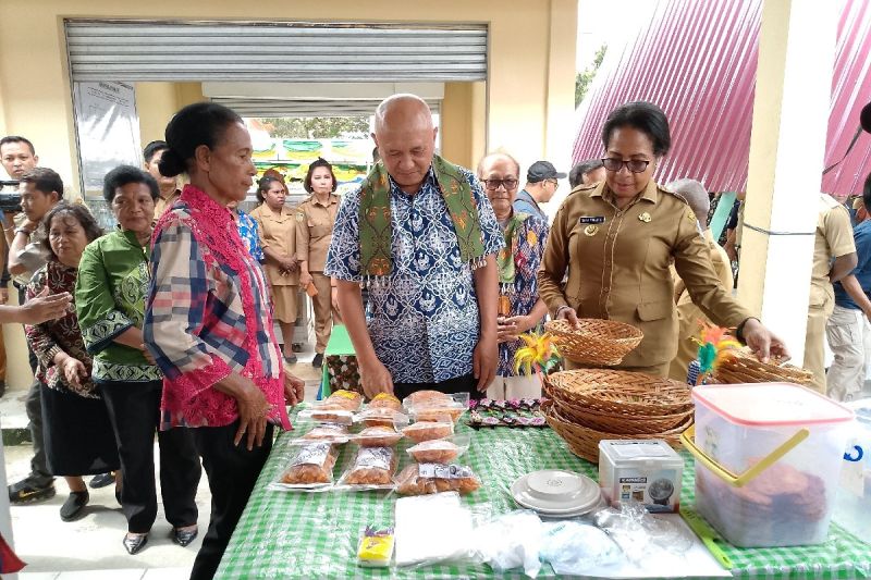 Menkop UKM Teten Masduki resmikan pasar rakyat di Kabupaten Biak