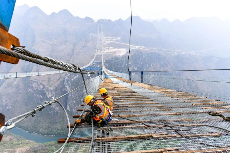 Kisah para insinyur muda mengerjakan jembatan tertinggi di dunia