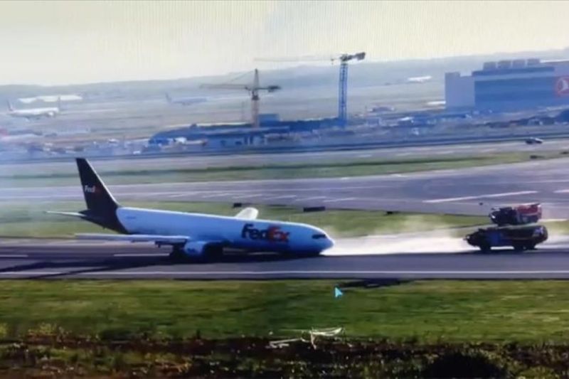 Pesawat kargo Boeing 767 mendarat darurat tanpa roda depan di Istanbul