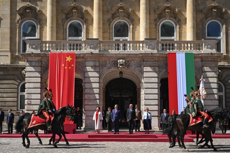 Xi Jinping hadiri upacara penyambutan oleh Presiden dan PM Hongaria