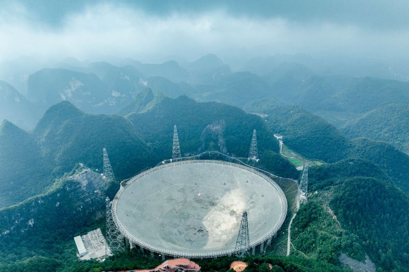 teleskop-fast-china-deteksi-galaksi-jauh-yang-kaya-gas-hidrogen