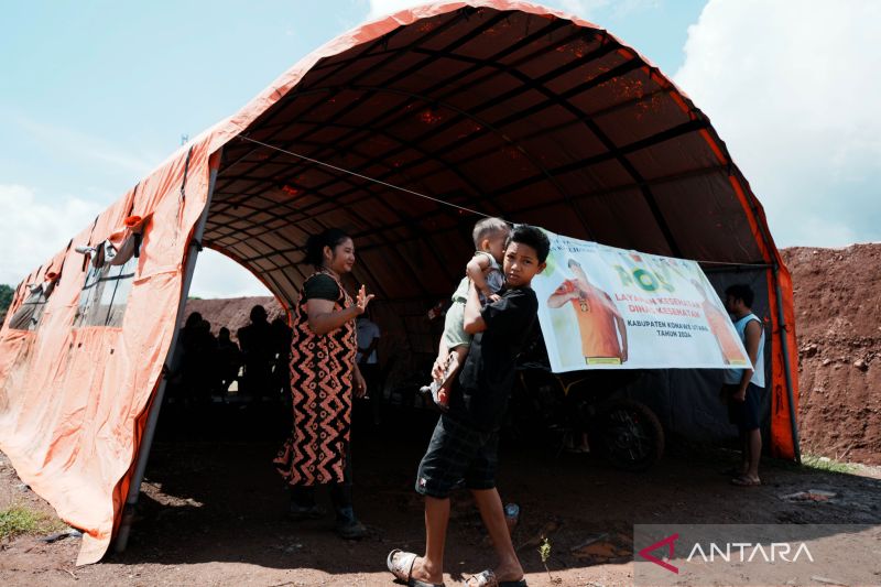 Pengungsi korban banjir bandang di Konawe Utara