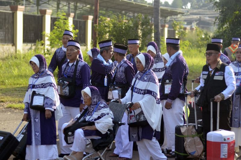 Jamaah calon haji tiba di Asrama Haji Lampung