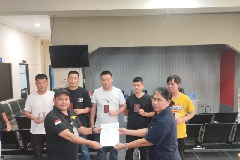 Polda NTT serahkan lima WNA China yang ditangkap ke Imigrasi Kupang