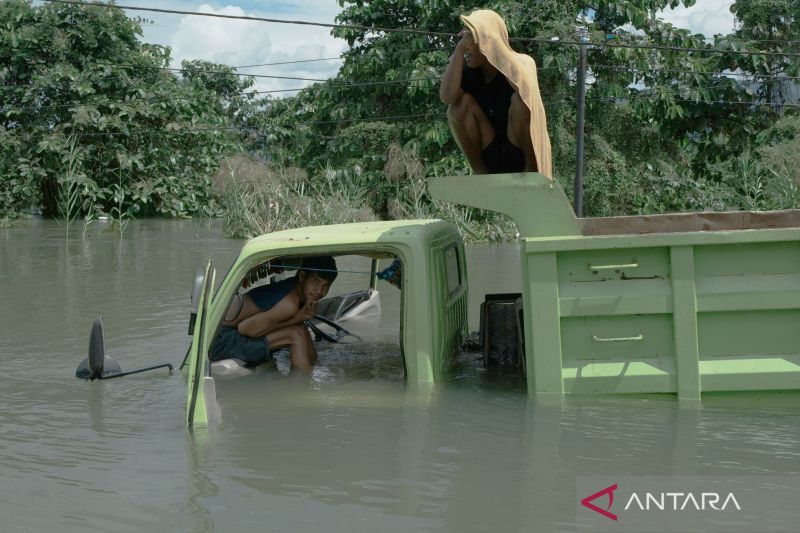 Kendaraan terjebak banjir di jalan Trans Sulawesi