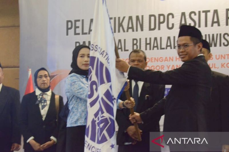 Pelantikan pengurus DPC Asita Kabupaten Bogor periode 2023-2028 di Cisarua, Kabupaten Bogor, Jawa Barat, Senin (13/5/2024). (ANTARA/M Fikri Setiawan)