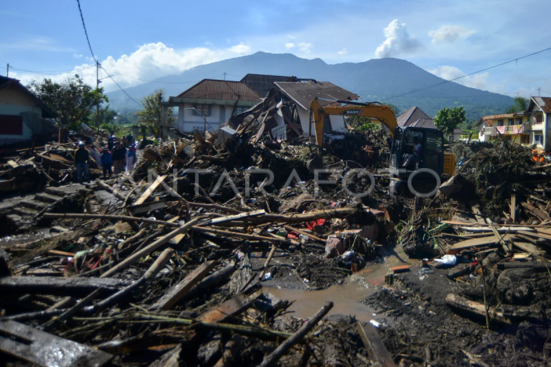 Pencarian korban banjir bandang di Sungai Pua