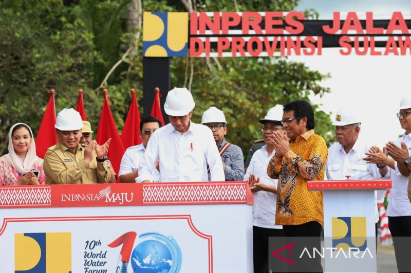 Jokowi meresmikan pelaksanaan Inpres jalan daerah di Kabupaten Muna Barat