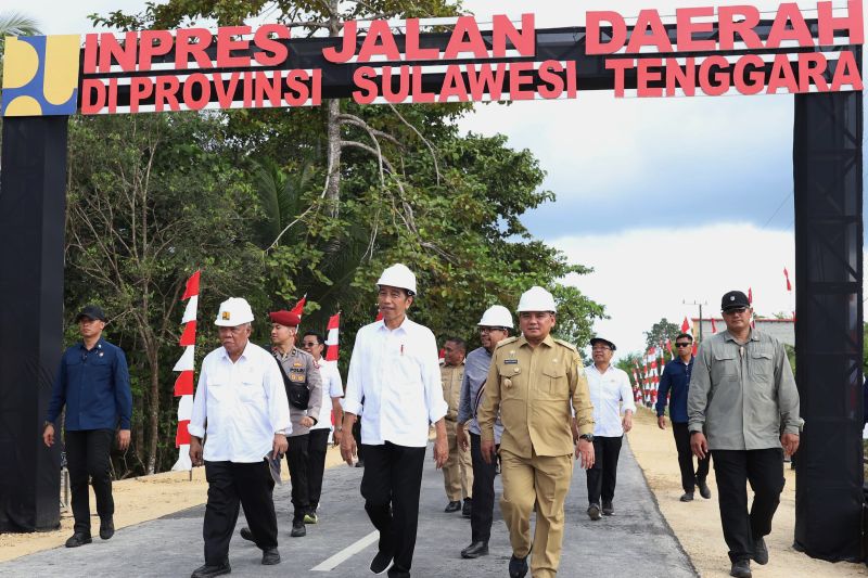 Jokowi meresmikan pelaksanaan Inpres jalan daerah di Kabupaten Muna Barat