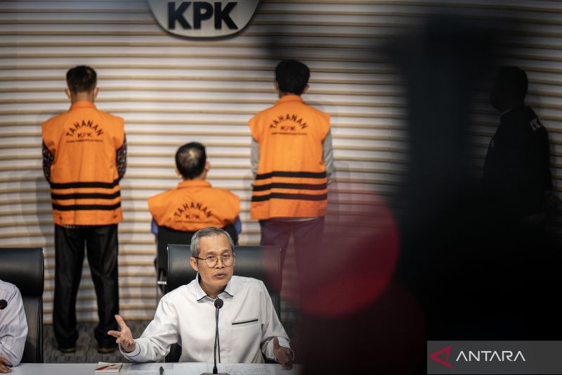 KPK tahan tiga tersangka korupsi pengadaan lahan PTPN XI dengan kerugian negara senilai Rp30,2 miliar