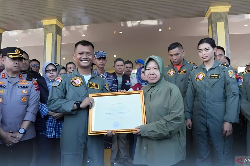Mensos beri penghargaan TNI AU karena aktif bantu korban banjir Luwu