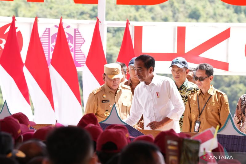 Jokowi resmikan Bendungan Ameroro