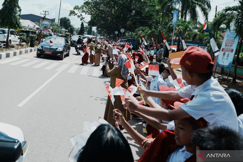 Presiden Joko Widodo disambut murid sekolah dasar di Konawe