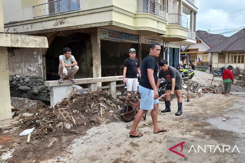 Pembersihan Material Banjir Bandang dari Gunung Singgalang