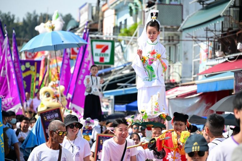 pengunjung-padati-hong-kong-untuk-rayakan-keunikan-festival-bakpao