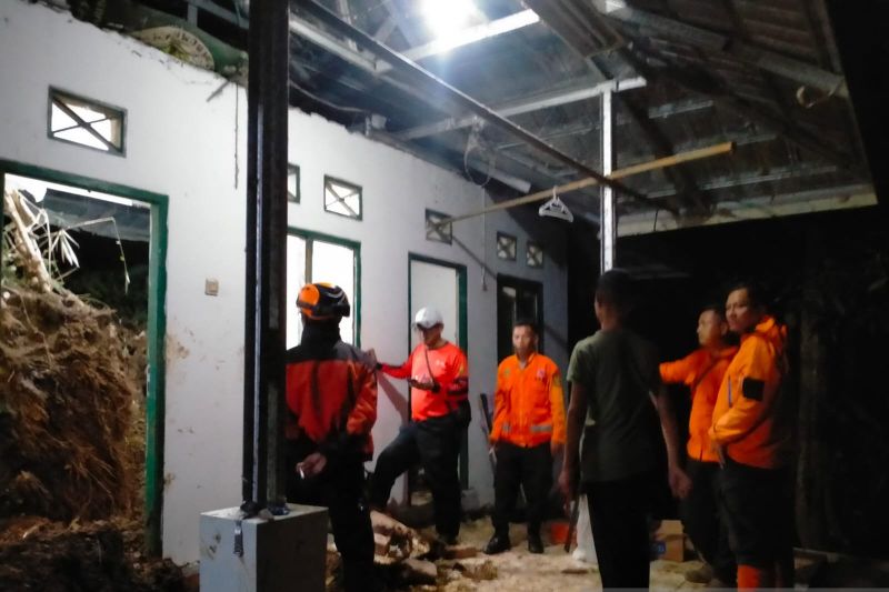 Longsor di Sukabumi tewaskan penjaga ponpes