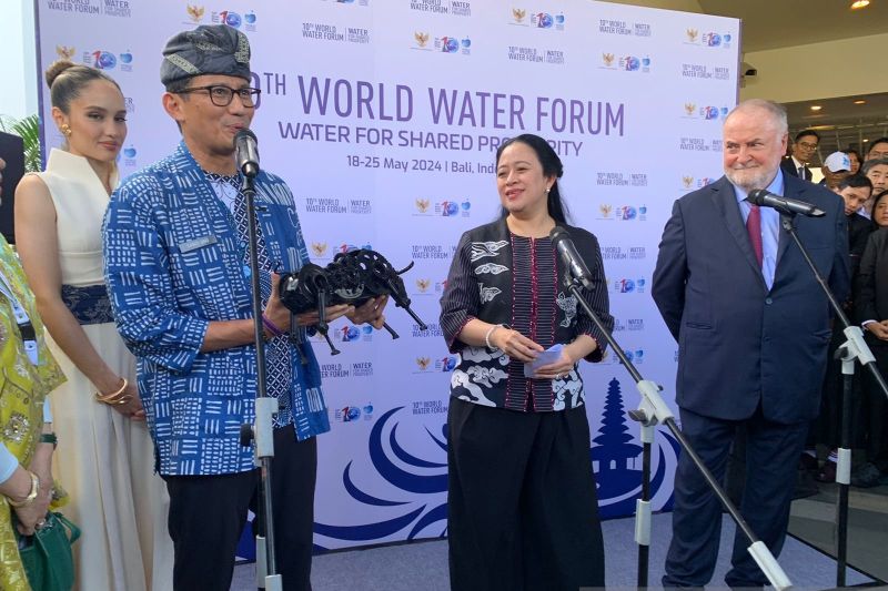 Menparekraf beri Puan suvenir banteng saat World Water Forum