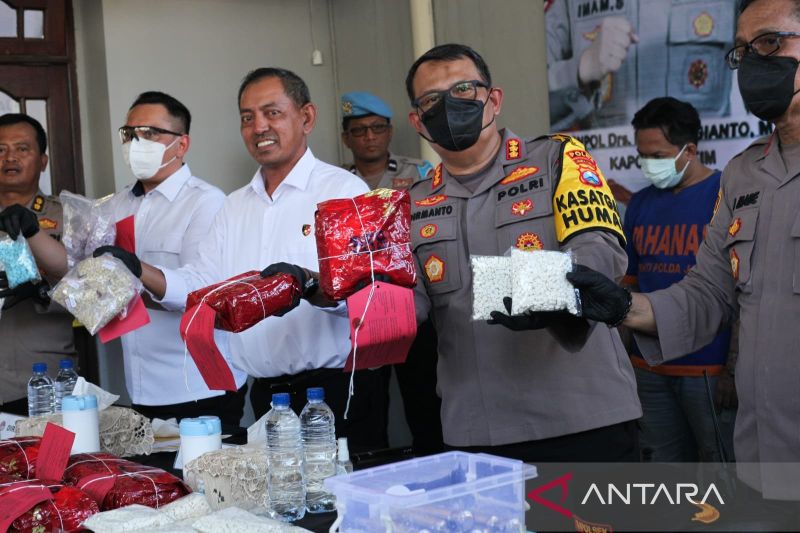 Polda Jatim bongkar pabrik ekstasi dan pil koplo di Kertajaya Surabaya